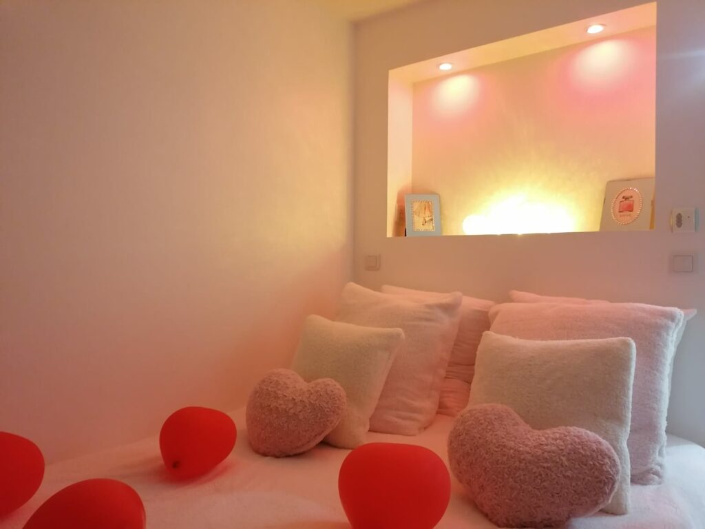 Chambre Romantique Love room Argeles